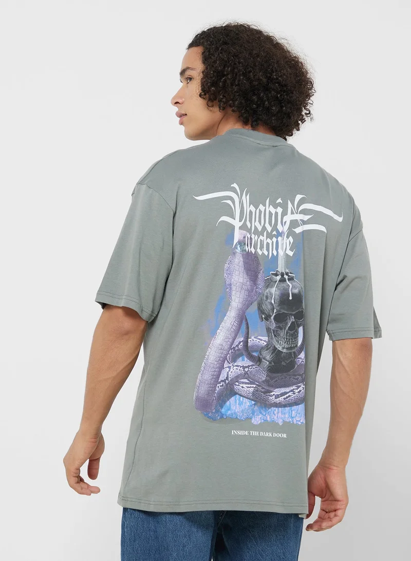 فوبيا تيشيرت بطبعة ثعبان الكوبرا