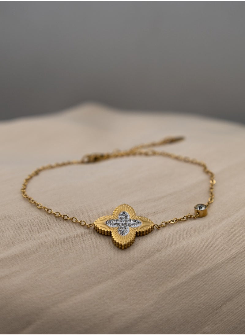 mjuhurat Elegant Four-Leaf Flower Bracelet – Gold-Plated with Crystal Center (Adjustable)  - Image 3