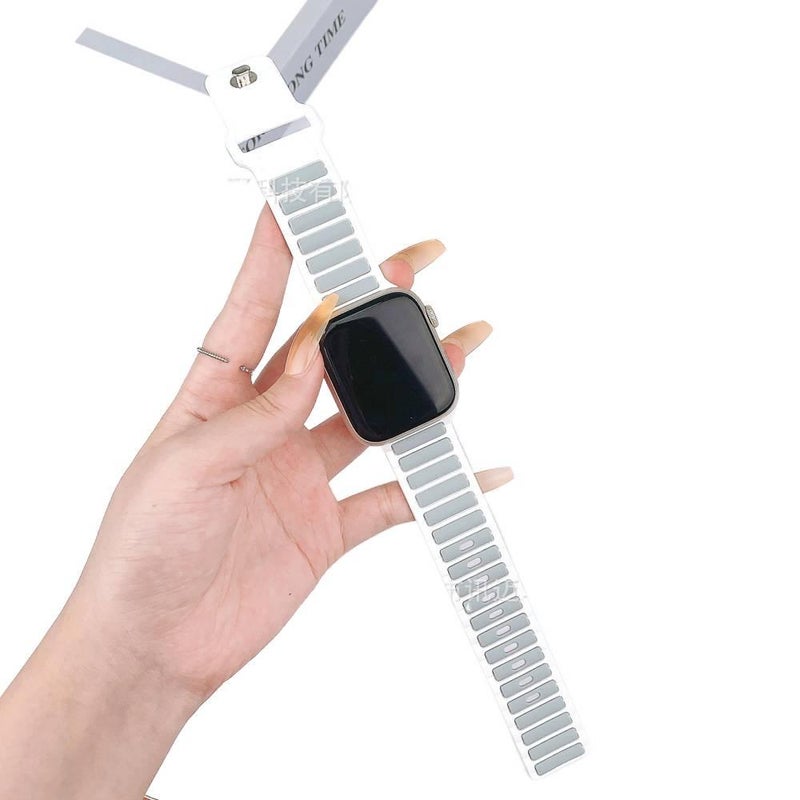 سوار ساعة ذكية باللون أسود قابل للتعديل سوار رياضي من السيليكون متوافق مع Apple Watch 42/44/45/49mm بملاءمة قابلة للتعديل وحزام بديل - Image 4