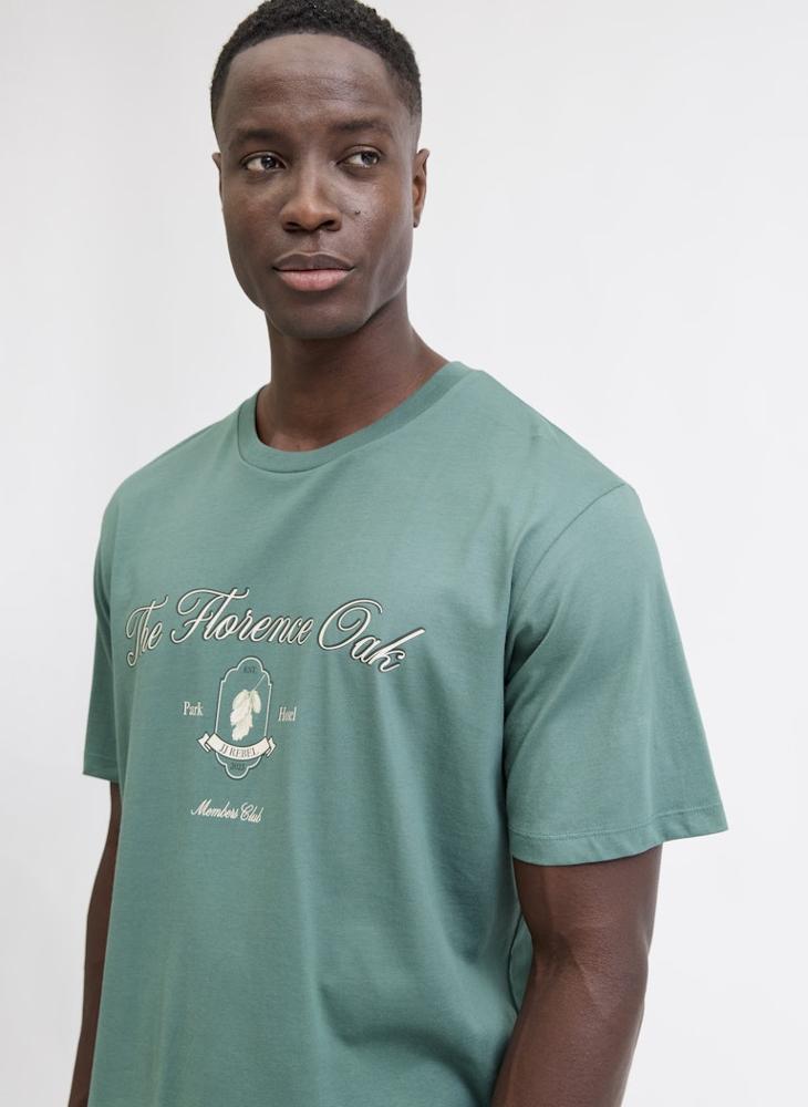 ج ج ريبل تيشيرت برقبة مستديرة وشعار وقصة مريحة - Image 3