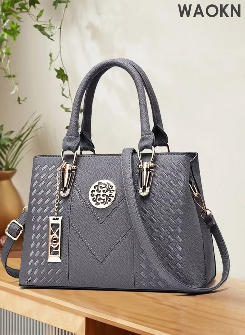 دبليو أيه أو كي أن حقيبة يد نسائية أنيقة مطرزة، حقيبة كتف، ذات سعة كبيرة، حقيبة مراسلة، مناسبة للتنقلات اليومية والعمل، مزودة بأحزمة كتف قابلة للتعديل، وجيوب تخزين متعددة لتلبية احتياجات السفر اليومية، مناسبة للجنسين، لون رمادي. - Image 4