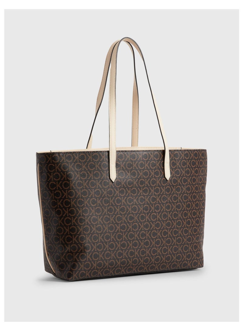 كالفن كلاين جينز حقيبة توت كالفن كلاين سيجنتشر مونوجرام للنساء - Image 3