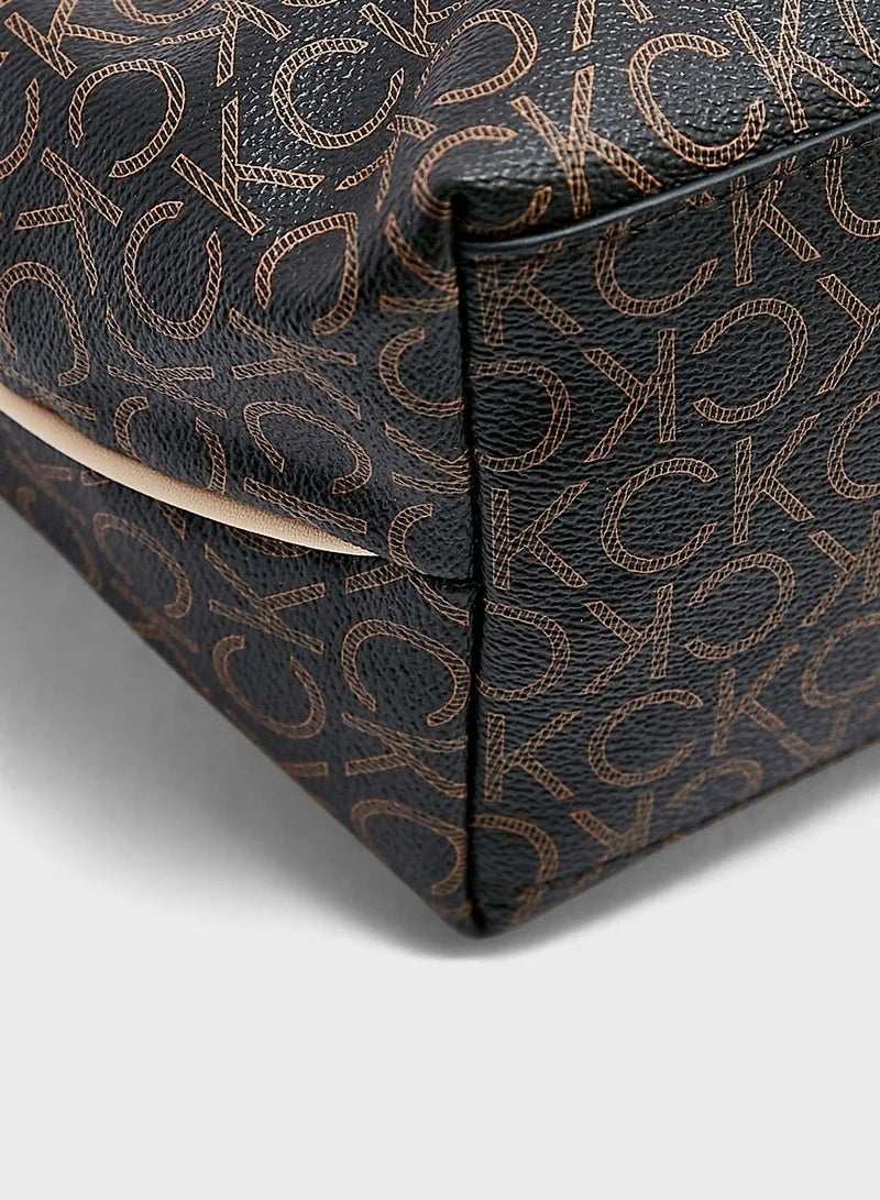 كالفن كلاين جينز حقيبة توت كالفن كلاين سيجنتشر مونوجرام للنساء - Image 2