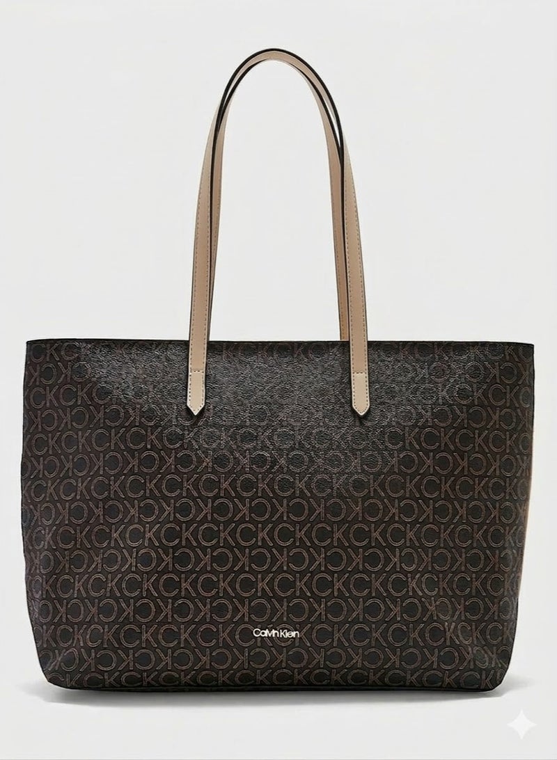 كالفن كلاين جينز حقيبة توت كالفن كلاين سيجنتشر مونوجرام للنساء - Image 1