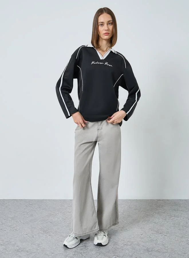 ستايلي تيشيرت واسع بياقة بولو وتفاصيل مخططة