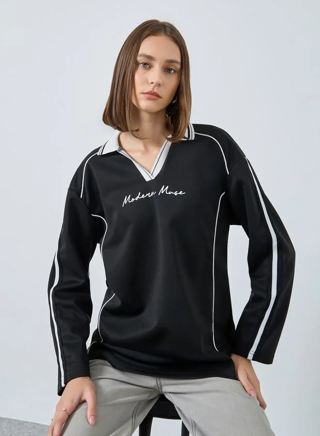 ستايلي تيشيرت واسع بياقة بولو وتفاصيل مخططة