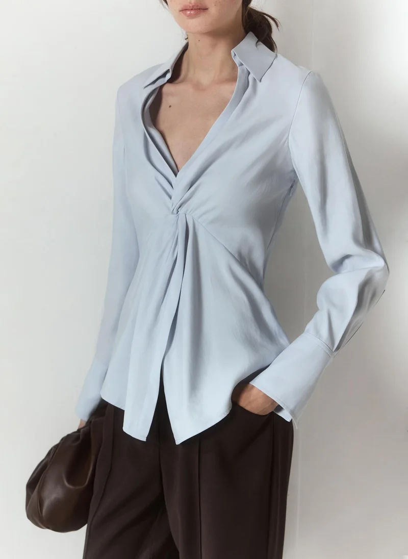Monochrome shirt with draping at the waist