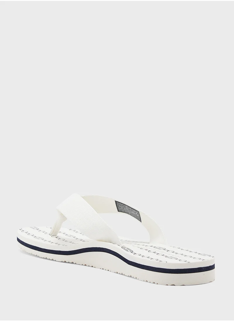 تومي هيلفيغر Chain Print Thong Flip Flops