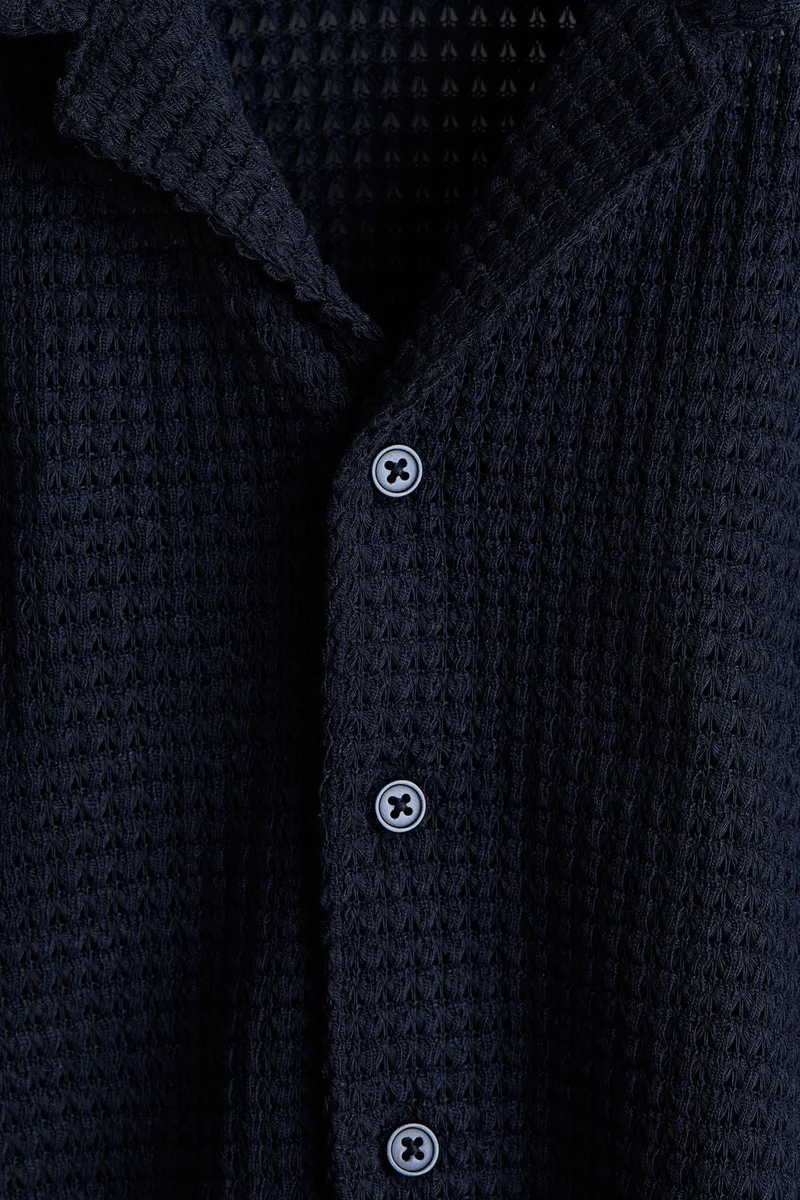 اتش اند ام قميص ريزورت محبوك بنسيج بارز