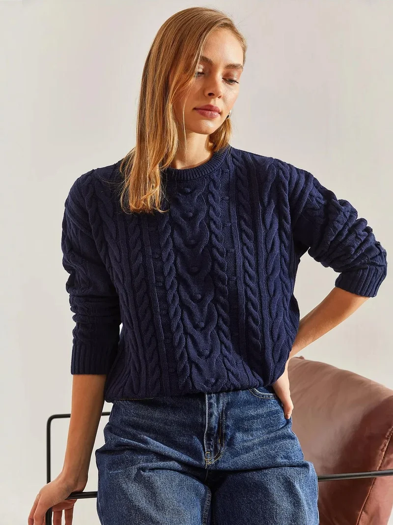 بيانكو لوتشي كنزة بياقة دائرية مضلعة وملمس لوكسي