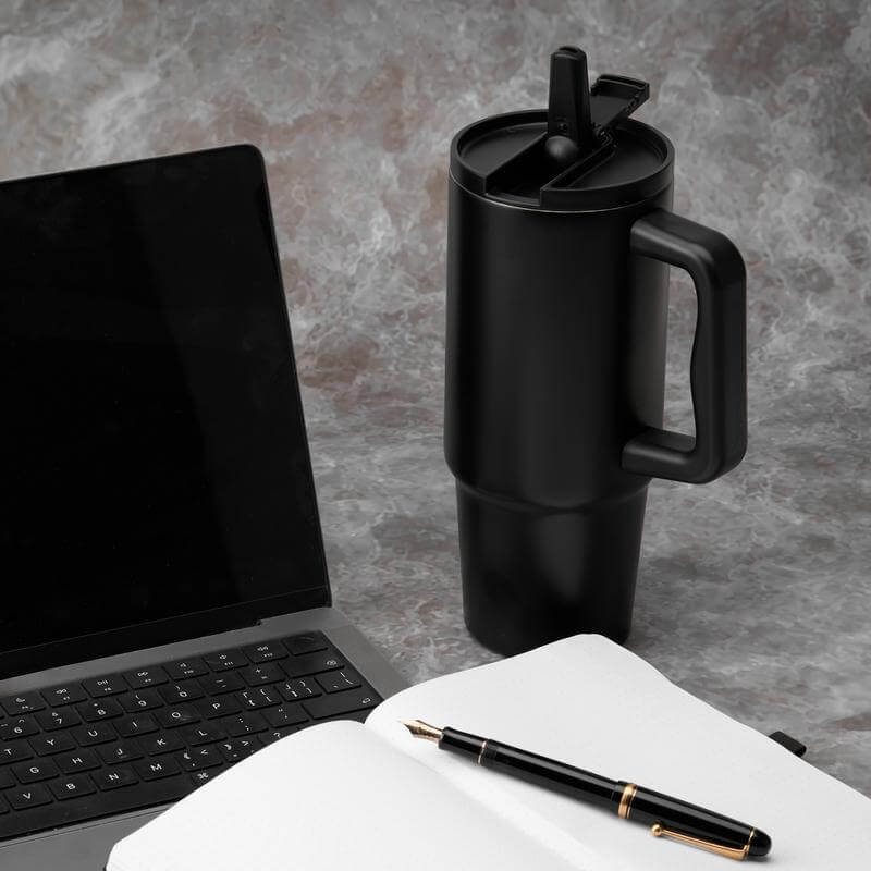 Hans Larsen Bern 2.0 Recycled Stainless Steel Tumbler with Leakproof Sip Straw Lid – 900 ml Cup-Holder Travel Mug, Ergonomic Handle, Keeps Drinks Cold 15 hrs / Hot 5 hrs - Black - Image 4