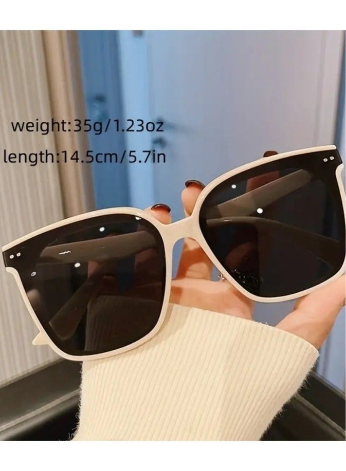 Ucanbe نظارات شمسية كلاسيكية للنساء بحماية من الأشعة فوق البنفسجية، إطار أبيض فاتح مع عدسات سوداء-رمادية - Image 3