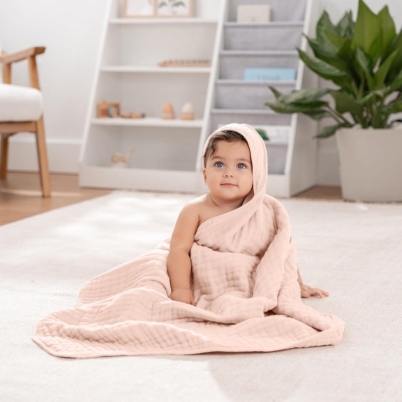 Comfy Cubs منشفة أطفال مريحة مع غطاء رأس 2 حزمة كبيرة 32 × 32 بوصة 6 طبقات 100 قطن موسلين للأطفال الرضع والصغار والأطفال تصميم ناعم وامتصاصي لوقت الاستحمام باللونين الموف والوردية - Image 4