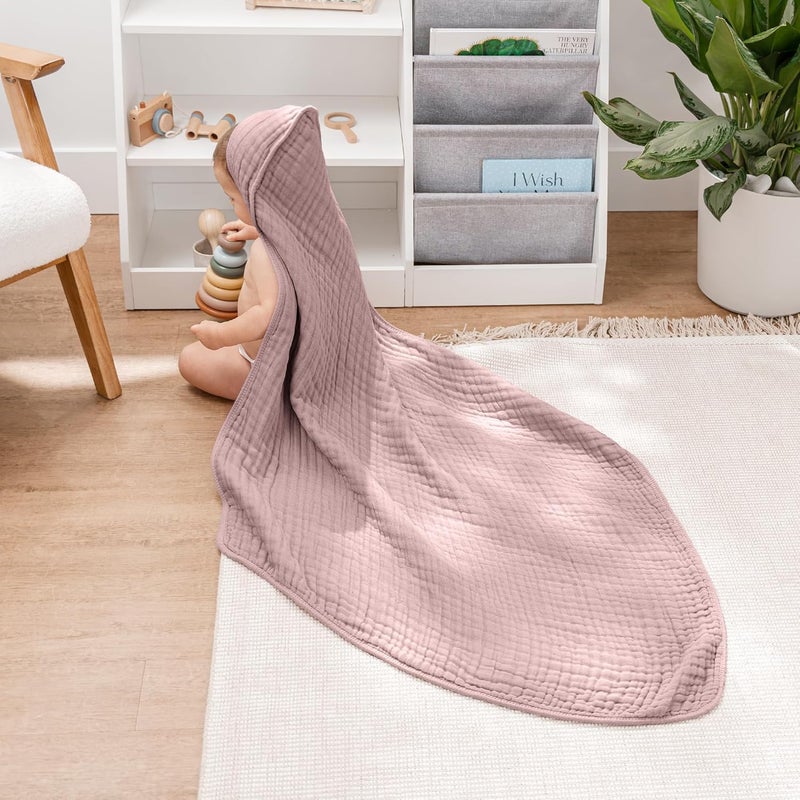 Comfy Cubs منشفة أطفال مريحة مع غطاء رأس 2 حزمة كبيرة 32 × 32 بوصة 6 طبقات 100 قطن موسلين للأطفال الرضع والصغار والأطفال تصميم ناعم وامتصاصي لوقت الاستحمام باللونين الموف والوردية - Image 2