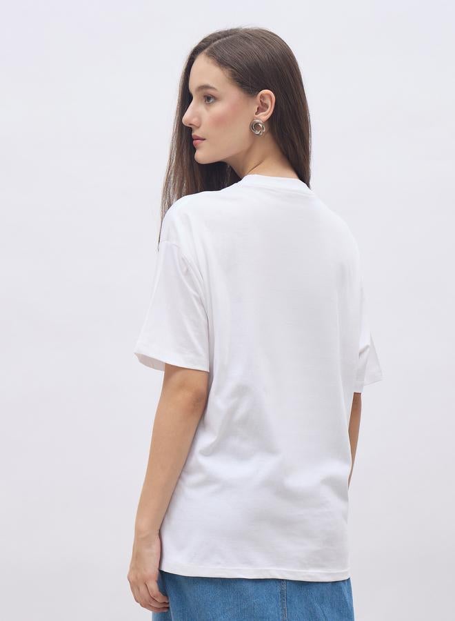 ستايلي تيشيرت نسائي أبيض بأكمام قصيرة وطبعة شعار بقصة واسعة - Image 5