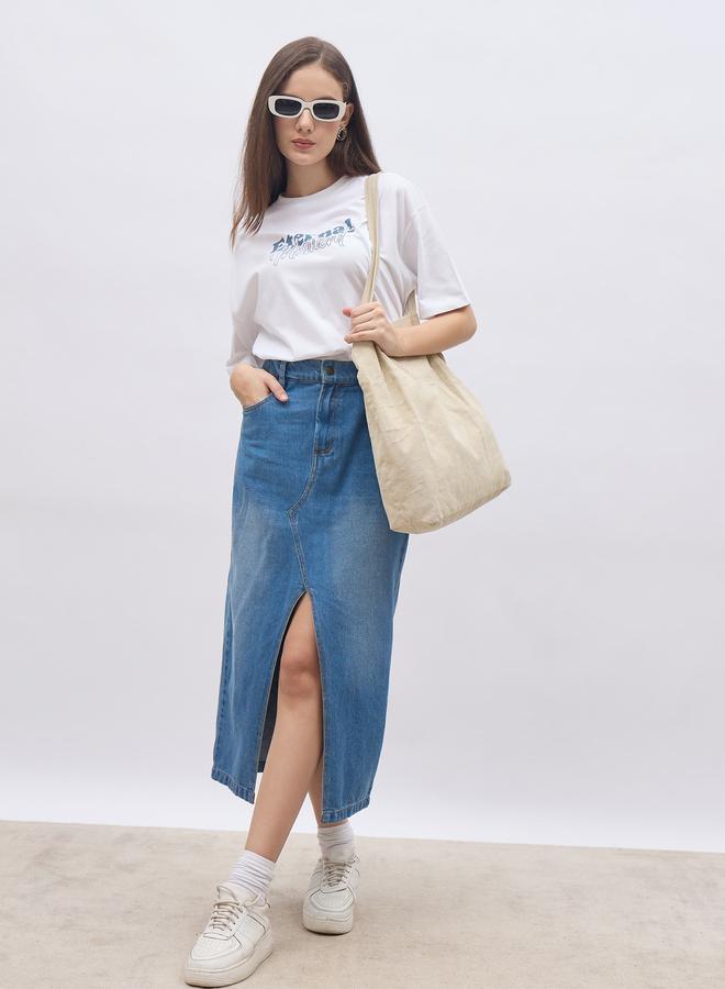 ستايلي تيشيرت نسائي أبيض بأكمام قصيرة وطبعة شعار بقصة واسعة - Image 1