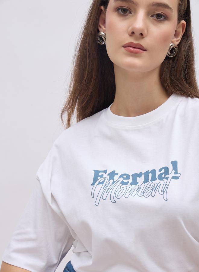 ستايلي تيشيرت نسائي أبيض بأكمام قصيرة وطبعة شعار بقصة واسعة - Image 4