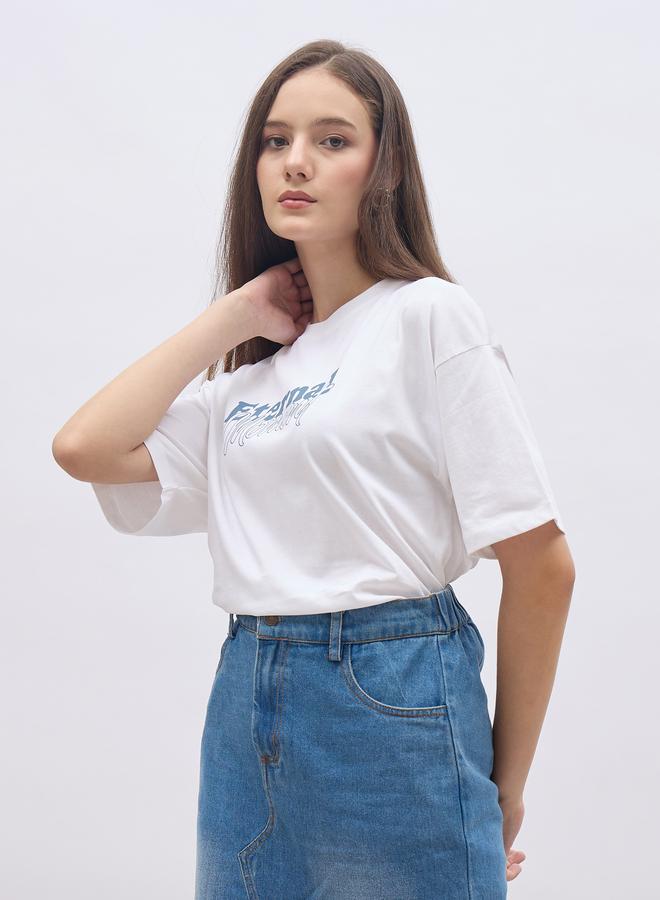 ستايلي تيشيرت نسائي أبيض بأكمام قصيرة وطبعة شعار بقصة واسعة - Image 3