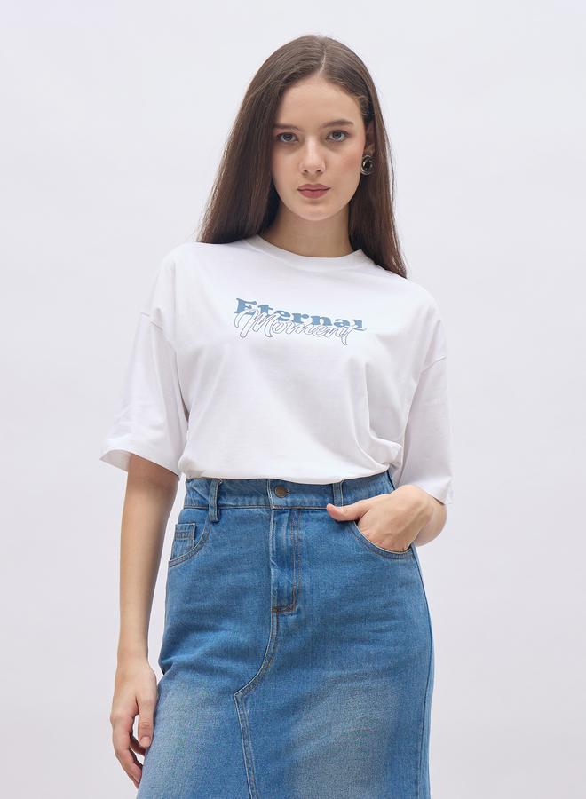 ستايلي تيشيرت نسائي أبيض بأكمام قصيرة وطبعة شعار بقصة واسعة - Image 1