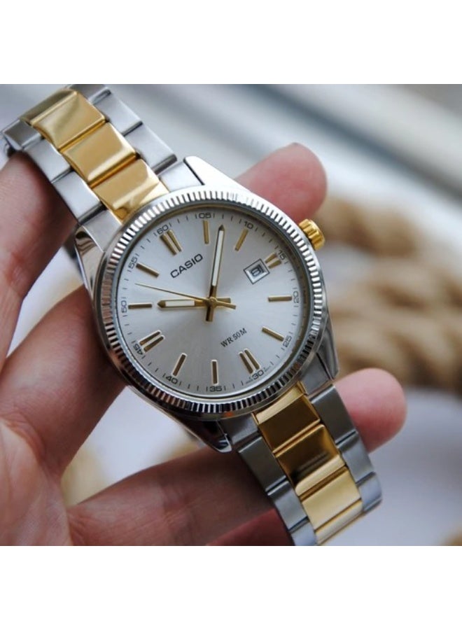كاسيو ساعة كاسيو MTP‑1302PSG‑7AVEF تناظرية رجالية بقرص فضي بتشطيب شمسي، لمسات ذهبية، سوار ستانلس ستيل ثنائي اللون، مقاومة للماء حتى 50 متر - Image 2