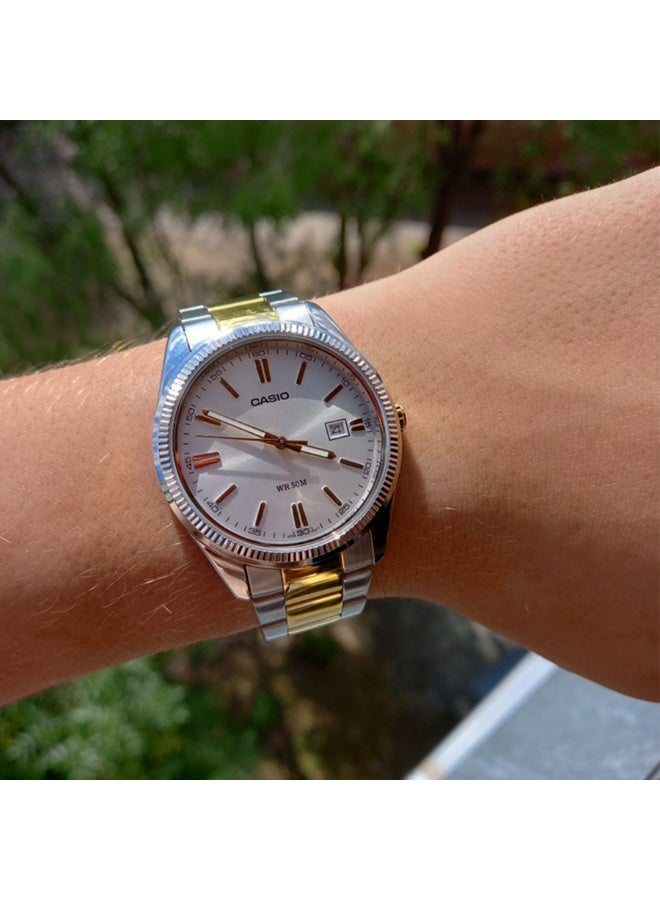 كاسيو ساعة كاسيو MTP‑1302PSG‑7AVEF تناظرية رجالية بقرص فضي بتشطيب شمسي، لمسات ذهبية، سوار ستانلس ستيل ثنائي اللون، مقاومة للماء حتى 50 متر - Image 3