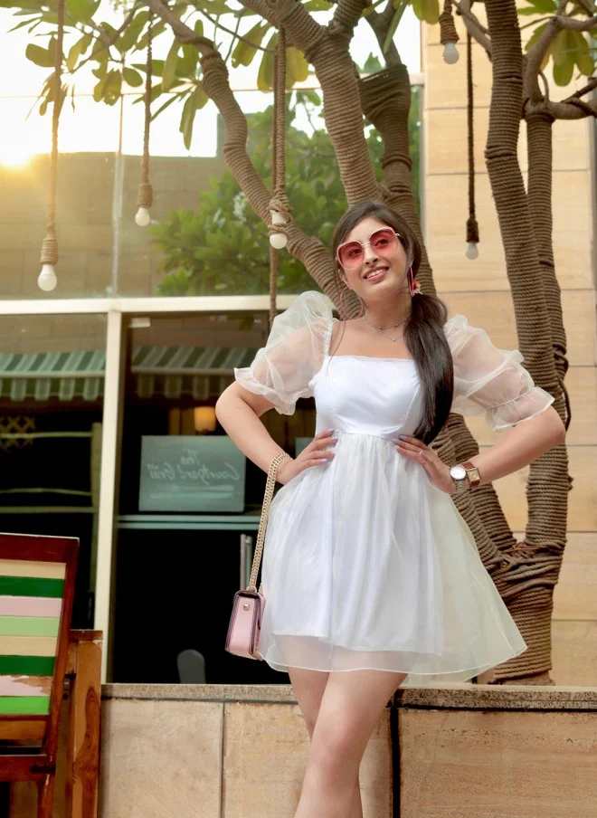 ساسافراس فستان أبيض نسائي بقصة واسعة من الأسفل