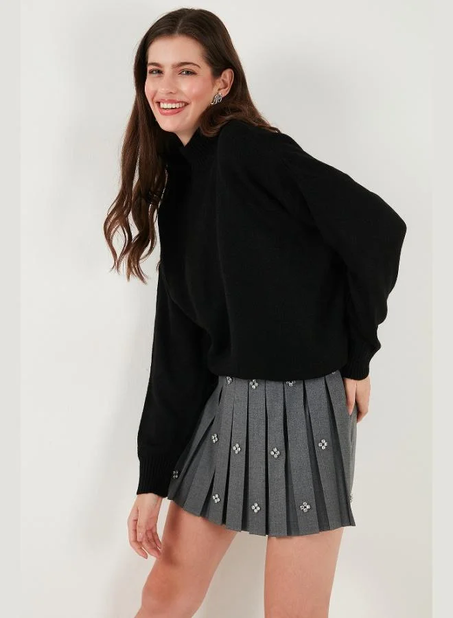 ليلا كنزة نسائية من ليلا بقصة فضفاضة وياقة عالية من نسيج محبوك ناعم