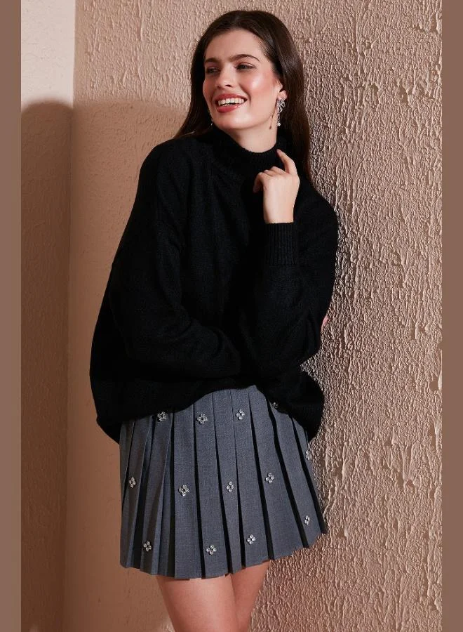 ليلا كنزة نسائية من ليلا بقصة فضفاضة وياقة عالية من نسيج محبوك ناعم