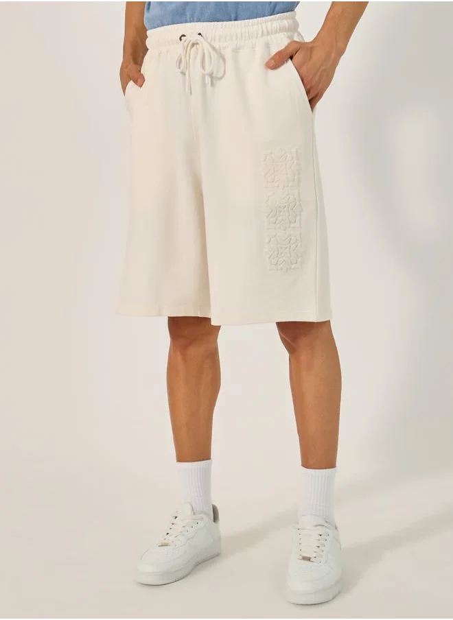 Styli MEN OVERSIZED FIT SHORTS WITH EMBOSSED TILE PRINT