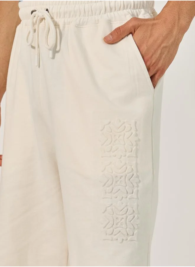 Styli MEN OVERSIZED FIT SHORTS WITH EMBOSSED TILE PRINT