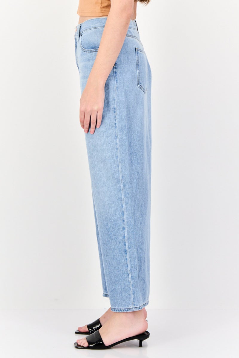 Universal Thread جينز قصير غير قابل للتمدد للنساء بتصميم مريح، أزرق فاتح - Image 2