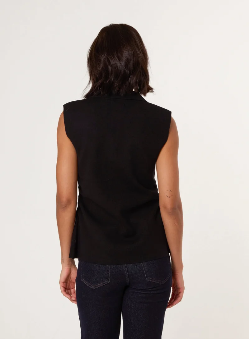 بلو فانيلا صدرية مفصلة بأزرار ذهبية