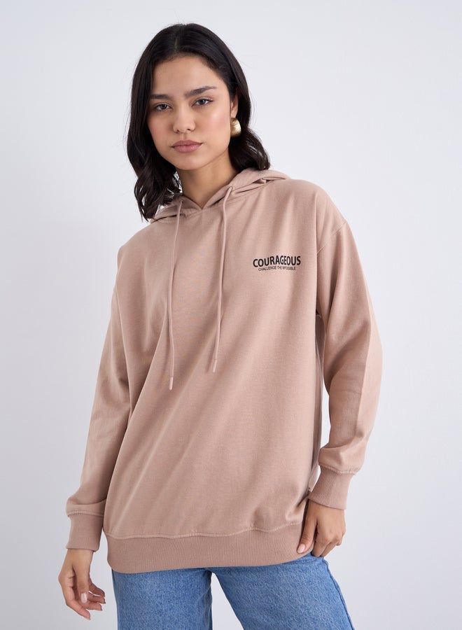 ستايلي هودي طويل بقصة عادية وطبعة شعار ستايلي - Image 3