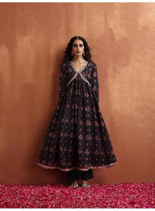 ترو برونز طقم كورتا أناركالي واسع بطبعة سوداء