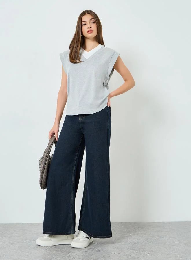 ستايلي تيشيرت بلا أكمام مع ياقة بتفاصيل مُتباينة