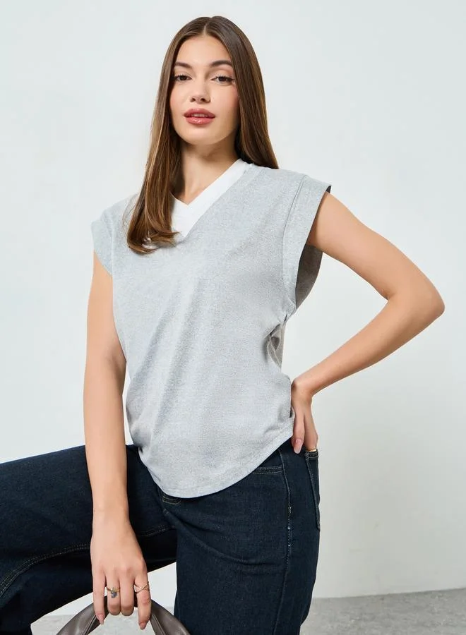 ستايلي تيشيرت بلا أكمام مع ياقة بتفاصيل مُتباينة