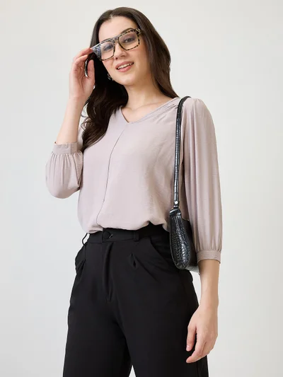 جلو باص بلوزة نسائية رمادية بتصميم ذاتي وياقة على شكل حرف  وتفاصيل مجمعة للعمل