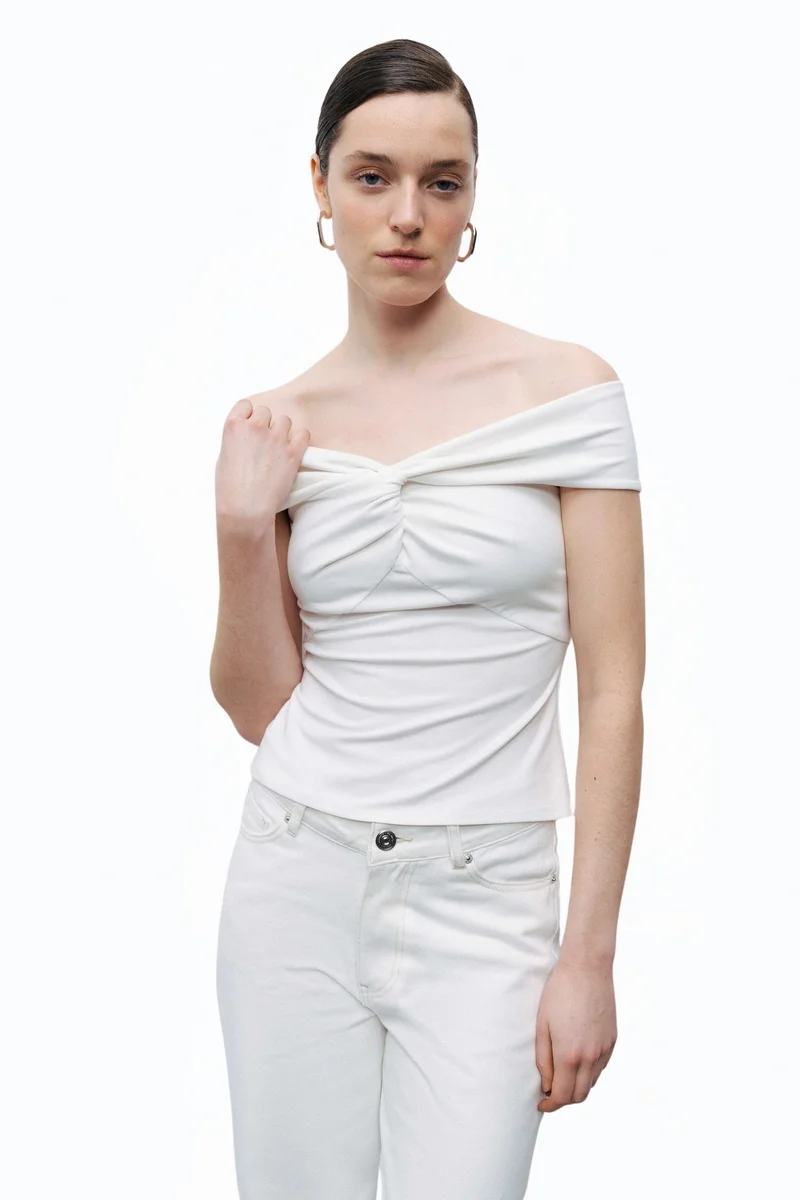 نوكتورن بلوزة بتفاصيل ملتفة