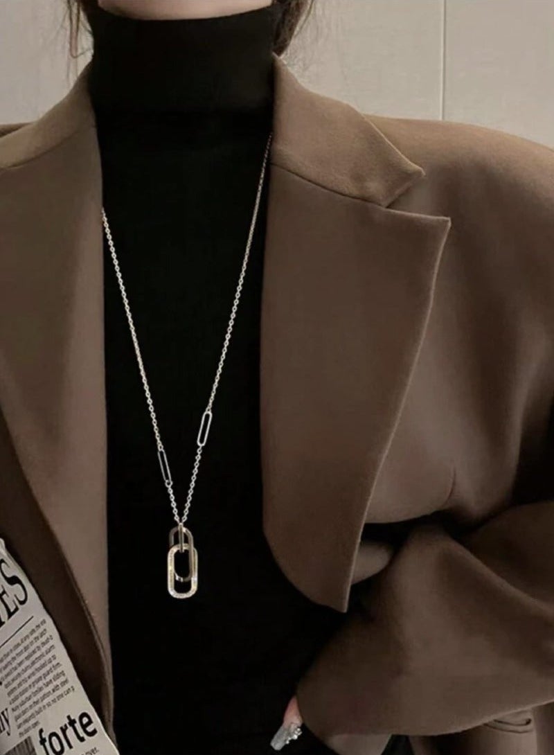 قلادة طويلة بتصميم هندسي بسيط مع تفاصيل أحجار الراين - Image 4