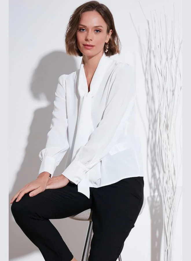 ليلا قميص نسائي بياقة على شكل حرف  وتفاصيل ربطة عنق بقصة عادية