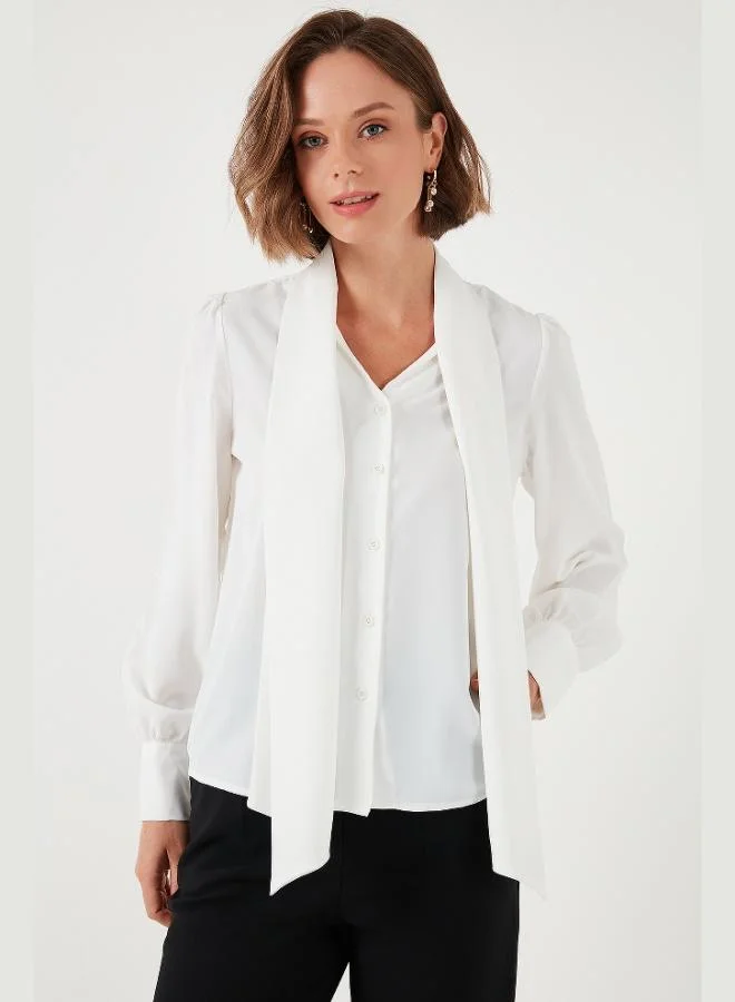 ليلا قميص نسائي بياقة على شكل حرف  وتفاصيل ربطة عنق بقصة عادية