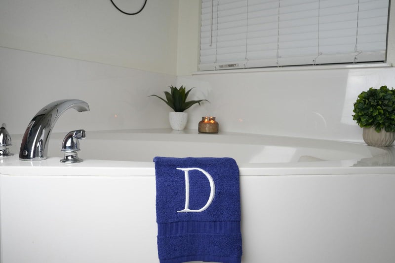 Decorvo منشفة يدوية بالبحرية الفاخرة للحمام - منشفة مزخرفة بالفندق الأولي ذات الجودة المدمرة للمسحوق الغرفة المنتج  - Image 5