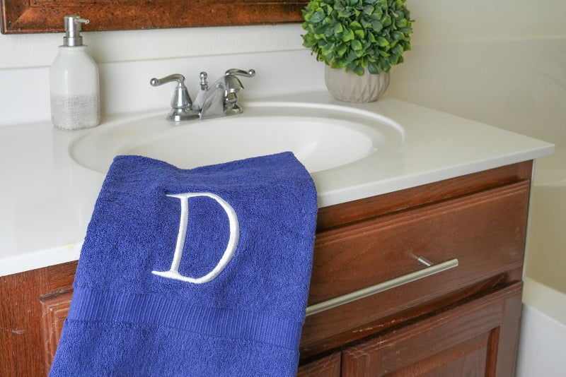 Decorvo منشفة يدوية بالبحرية الفاخرة للحمام - منشفة مزخرفة بالفندق الأولي ذات الجودة المدمرة للمسحوق الغرفة المنتج  - Image 3