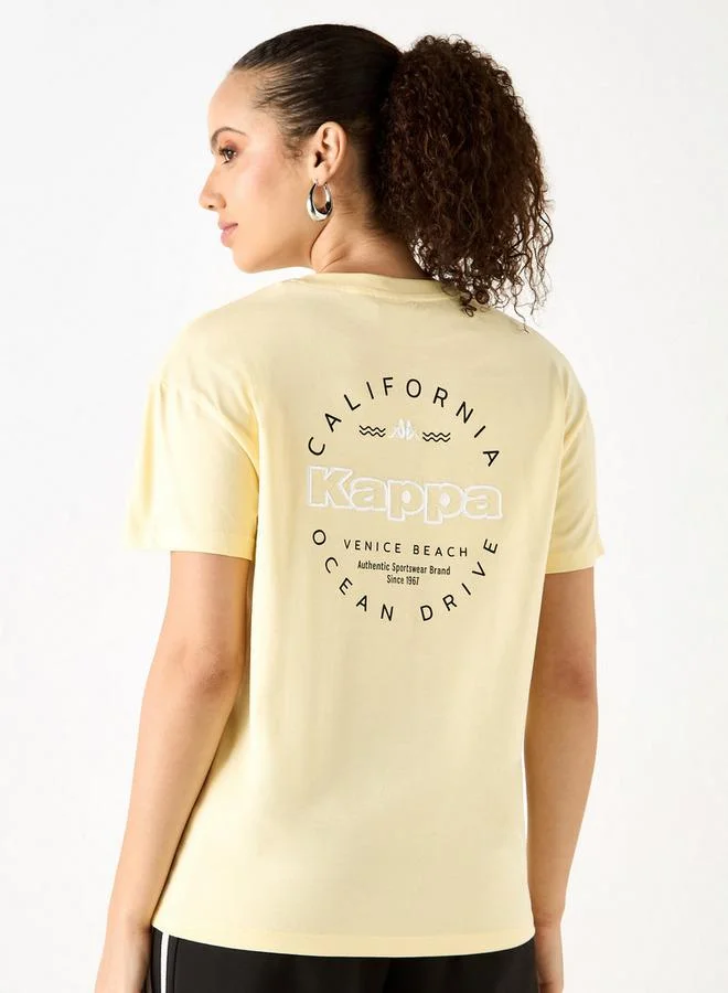 كابا تيشيرت بياقة ضيّقة وأكمام قصيرة وطبعات من كابا