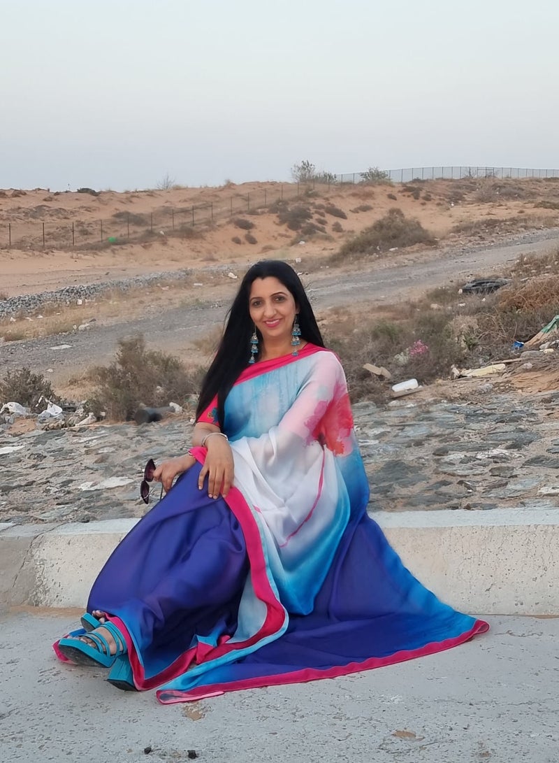 Grab Mantra ساري ساتان أزرق بطبعة وردية وحواف ساتان وردية في كل مكان بالإضافة إلى بلوزة غير مخيطة  - Image 4