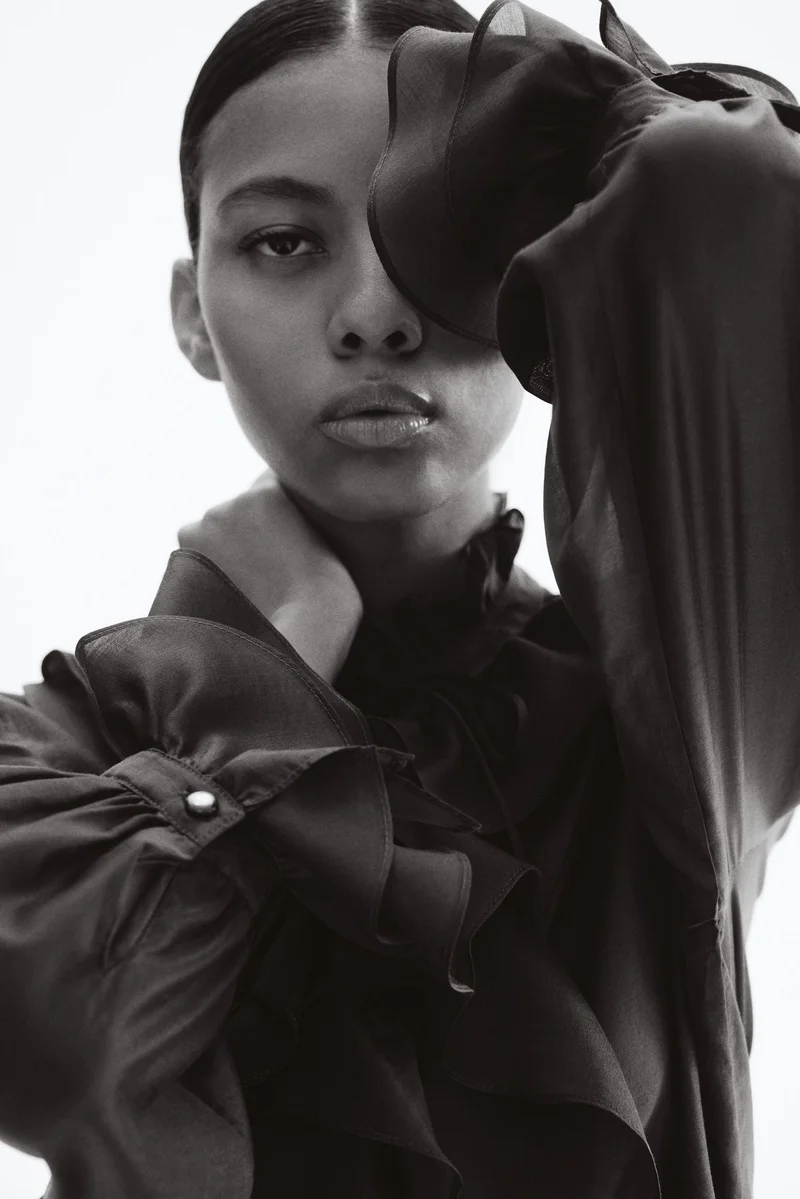 اتش اند ام بلوزة بتصميم مكشكش