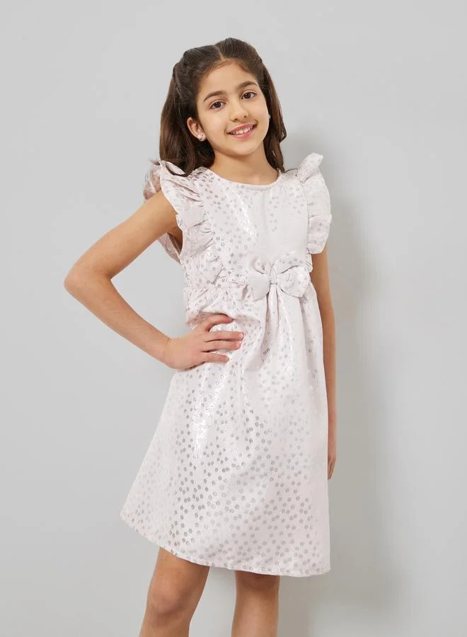 ستايلي فستان جاكار بتفاصيل كشكشة