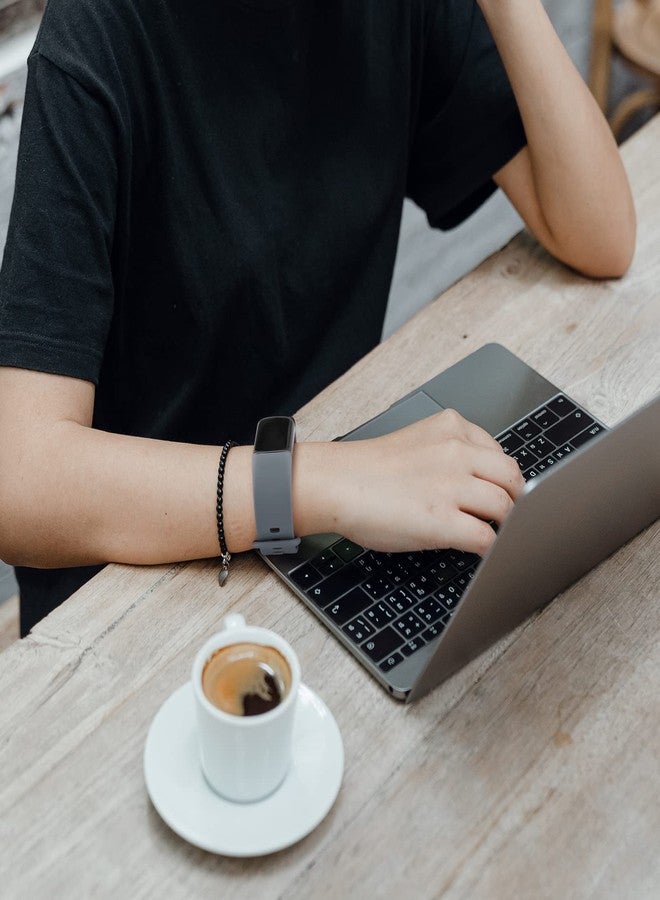 اي كي مجموعة من 3 أساور رياضية متوافقة مع Fitbit Charge 5 و 6، أساور معصم كلاسيكية ناعمة لتتبع اللياقة البدنية Fitbit Charge 5/6 (كبير، أسود/أزرق رمادي/أبيض) - Image 5