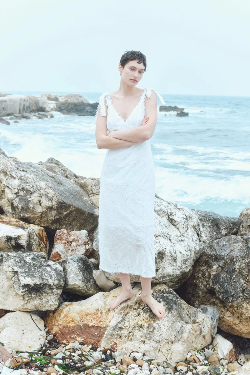 اتش اند ام فستان بشرائط بتطريز بنمط إنجليزي