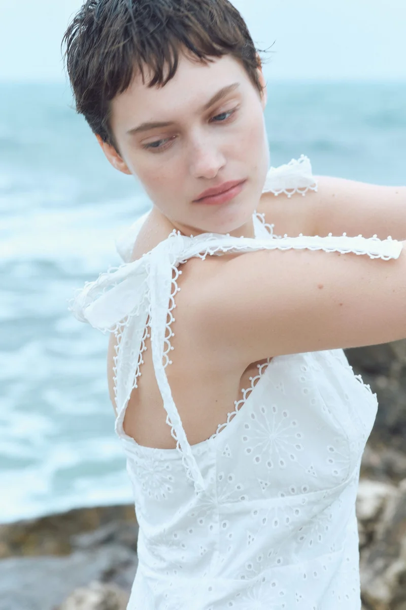 اتش اند ام فستان بشرائط بتطريز بنمط إنجليزي